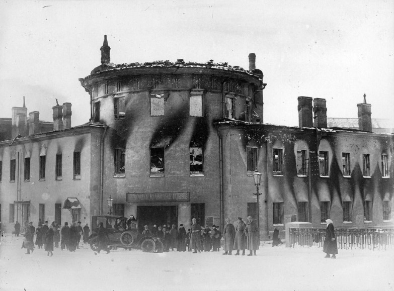 Petrograd'ın isyancılar tarafından yakılan hapishanelerinden biri olan "Litvanya Kalesi"
