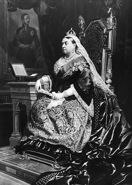 Kraliçe Victoria'nın (1819 - 1901) 1883 tarihli bir tablosu. Kraliçenin arkasında, ölen eşi Prens Albert'in Alman ressam Franz Xaver Winterhalter tarafından yapılmış bir portresi görünüyor