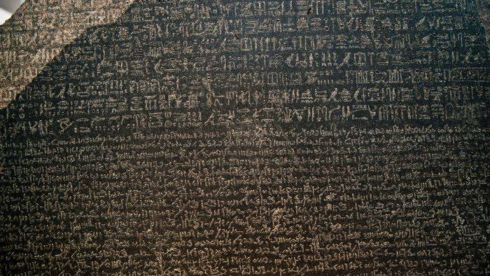 Rosetta Taşı 1799'da keşfedildi ve üç farklı yazı biçimine sahipti: Hiyeroglif, demotik ve antik Yunanca.