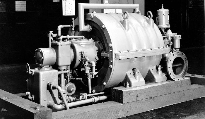 Willis Carrier (1876-1950) 26 yaşında ilk klimayı icat ettikten 20 yıl sonra mekanik iklimlendirme sistemlerini iyileştirme çabasıyla 1922'de ilk pratik santrifüj soğutma kompresörünü geliştirdi.
