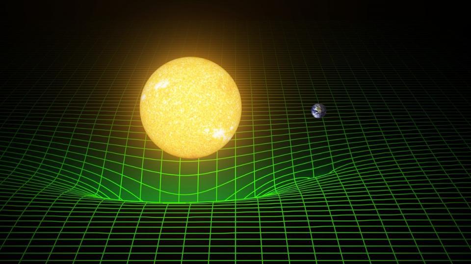 Genel Görelilik'te yerçekimi bir kuyu oluşturur ve enerjiyi sıkıştırarak şiddetini (rengini) değiştirir. E = mc2 E = mc²