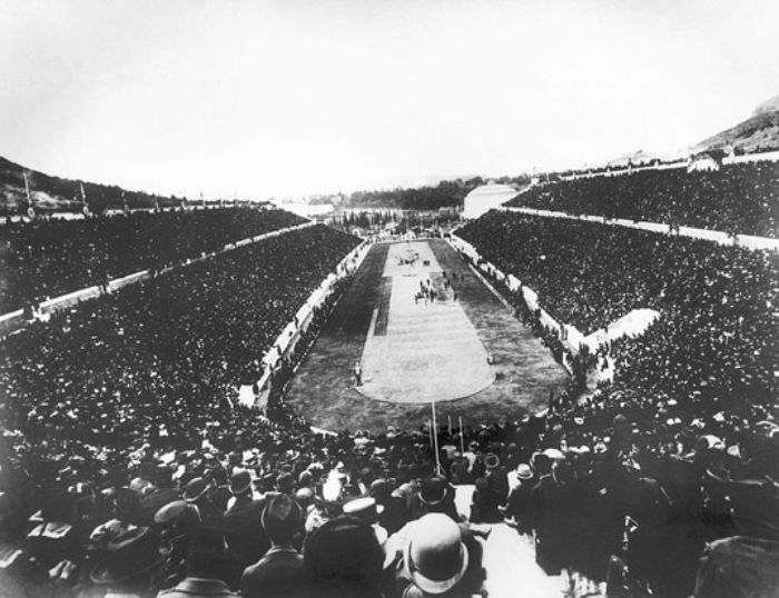 Yunanistan'ın Atina kentinde kalabalık bir stadyumda düzenlenen 1896 Olimpiyat Oyunları'nın panoramik bir görüntüsü.