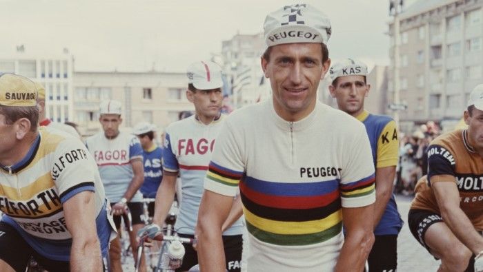 Dünya şampiyonu Tom Simpson, 1966 Fransa Bisiklet Turu'nun 1. etabına hazırlanırken.