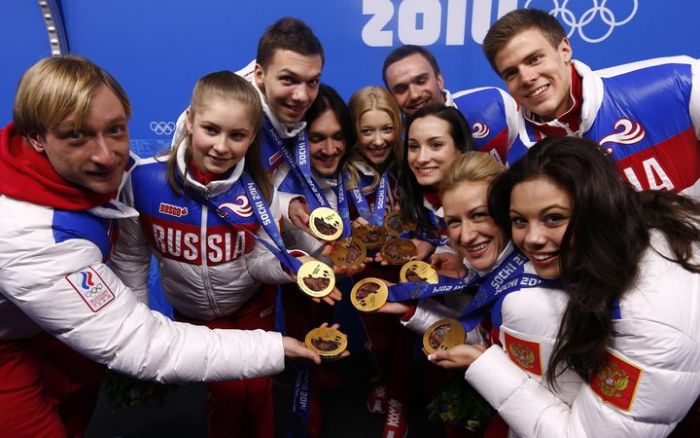 Rus atletler 2014 Soçi Olimpiyatları'nda altın madalyalarını sergiliyor.