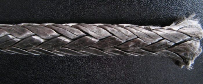 LIROS Dyneema SK78 oyuk örgülü ipin yakından görünümü. Kumaş veya çelik halattan daha güçlüdür. Dyneema, bugün insanlığın bildiği en güçlü elyaf tipi malzemedir.
