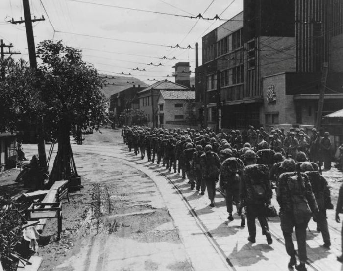 Nagazaki'ye atılan atom bombasından bir ay sonra ABD birlikleri Eylül 1945'te kente geldi.