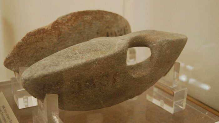 Olimpiyat Oyunları'nda daha uzun atlamak için kullanılan (atlayıştan sonra bırakılan) antik Yunan halterleri muhtemelen dambıl olarak da kullanıldı. Şu anda Atina'daki Ulusal Arkeoloji Müzesi'nde bulunuyor.