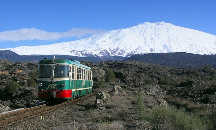 Etna Dağı'nı tırmanan Fiat treni.