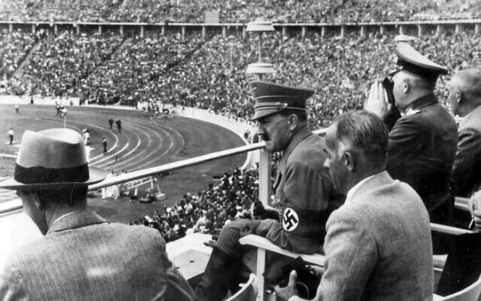 Hitler, Olimpiyatlar'a sıkı hazırlandı. Dünyaya ılımlı görünmek için Yahudi karşıtı görünümü geçici olarak sildi.