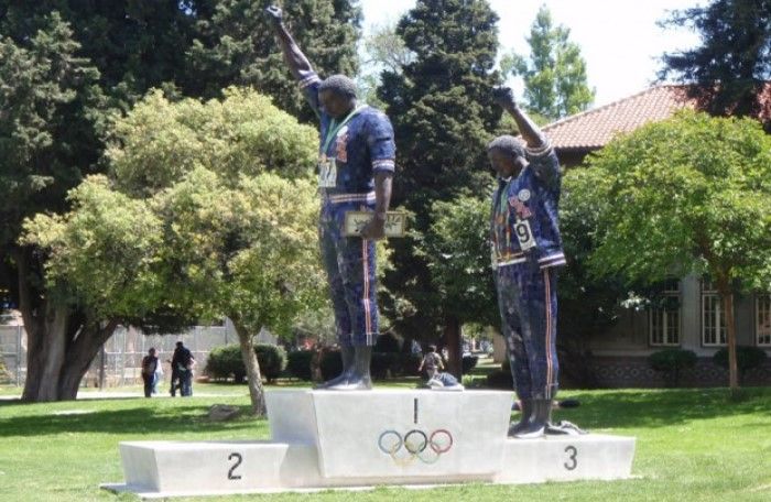 Tommie Smith ve John Carlos, mezun oldukları San Jose Eyalet Üniversitesi'nde heykelle anılıyor.