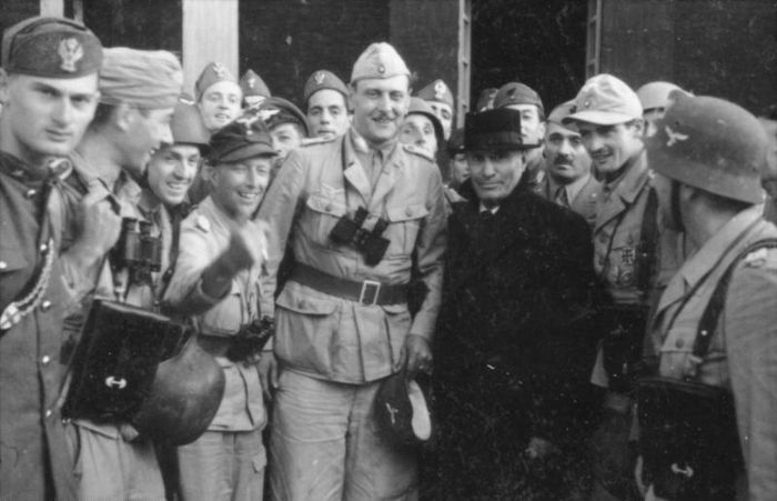 Burada Benito Mussolini ile birlikte görülen SS komandosu Otto Skorzeny bazılarına göre Tahran Konferansı'na Müttefik liderlere suikast düzenlemek için gönderildi.