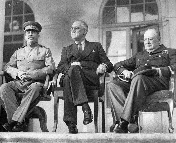 Sovyet ve Rus kaynaklar, Nazilerin Çiçero'nun bilgilerini kullanarak Roosevelt, Churchill ve Stalin'in 1943'te öldürülmesini planladığını iddia ederler.