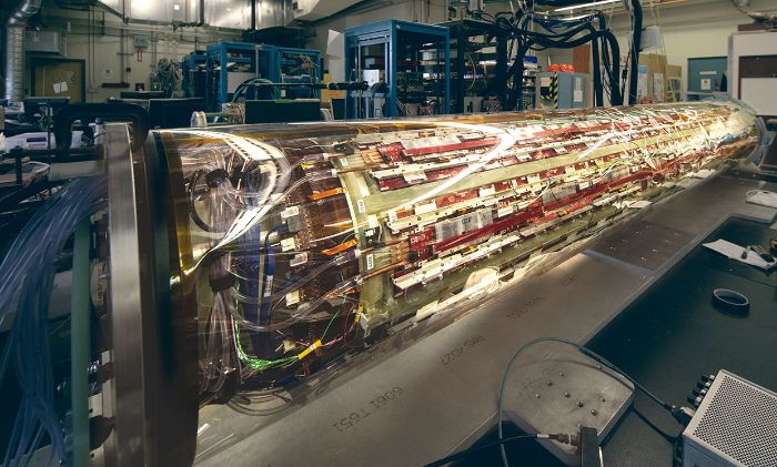 CERN'de, yerçekiminin antimadde üzerindeki etkisini araştıran türünün ilk örneği ALPHA-g dedektörü.