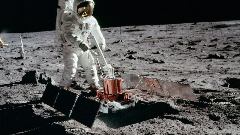 Pasif Sismik Deney ile Ay'ın yüzeyine bir sismometre yerleştirildi. Bilim adamlarının Ay'ın iç yapısı hakkında bilgi edinmelerini sağladı.