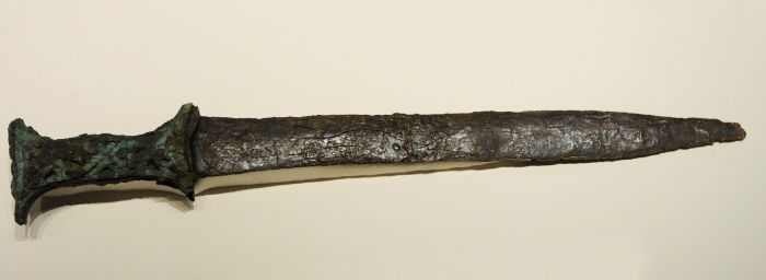 Demir Çağı'ndan demir bıçaklı ve bronz topuzlu bir kılıç.