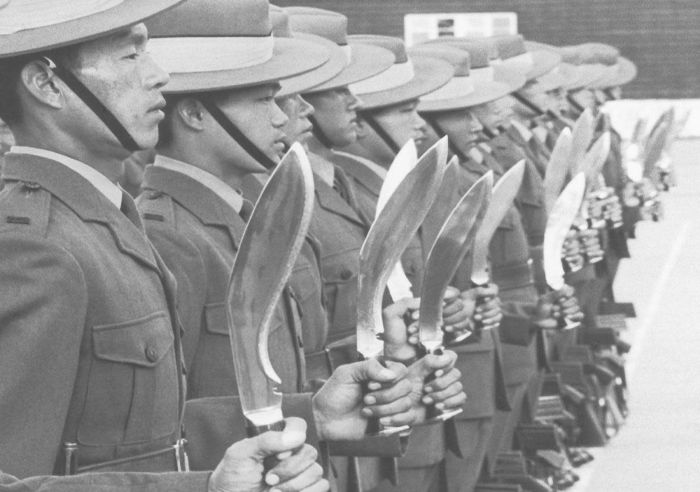 1971'de bir geçit töreni sırasında Kukri bıçaklı Gurka birlikleri.