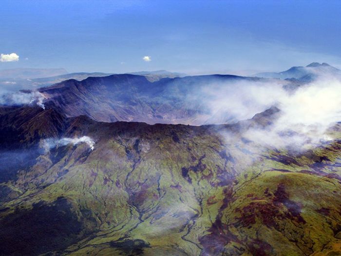 Tambora Yanardağı krateri.
