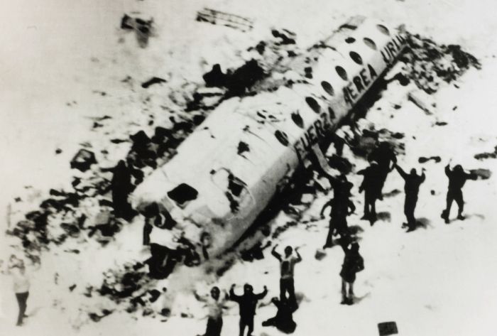 1972 And Dağları uçak kazasından sağ kurtulanlar bulunuyor. Günlerce yiyeceksiz kaldıktan sonra yamyamlığa başvurarak yaşadılar.