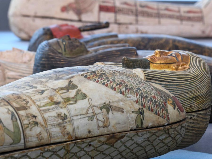 Sakkara'da açılmış mühürlü ahşap mumya tabutları. Antik Mısır'ın Geç Dönem ve Ptolemaios döneminin üst düzey yetkililerine ait.