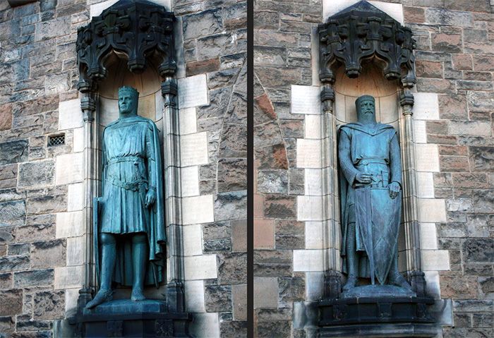 Edinburgh Kalesi'nde Robert Bruce ve William Wallace heykeli.