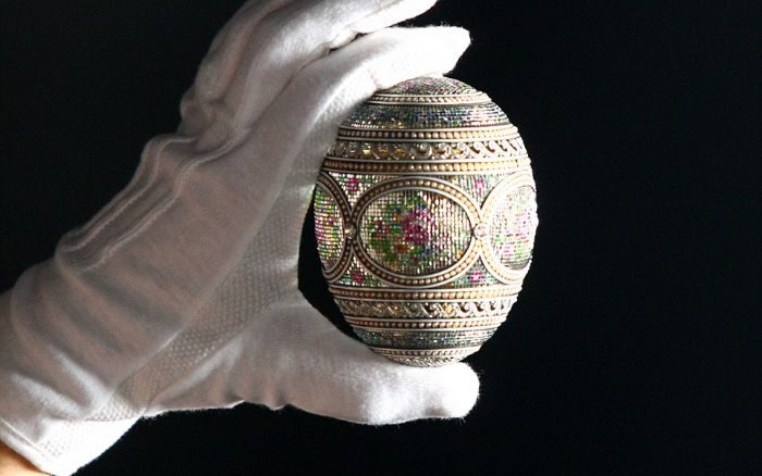 Rus mücevher ustası Peter Carl Faberge tarafından yapılan ve aslen 1914'te Çar II. Nikolay tarafından sipariş edilip 1933'te Kraliçe Mary tarafından satın alınan mozaik yumurta.