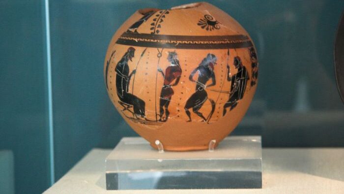 Tanrılar Hermes ve Silenus'u selamlayan Midas'ı betimleyen bir Yunan vazosu. Tahmini 550.