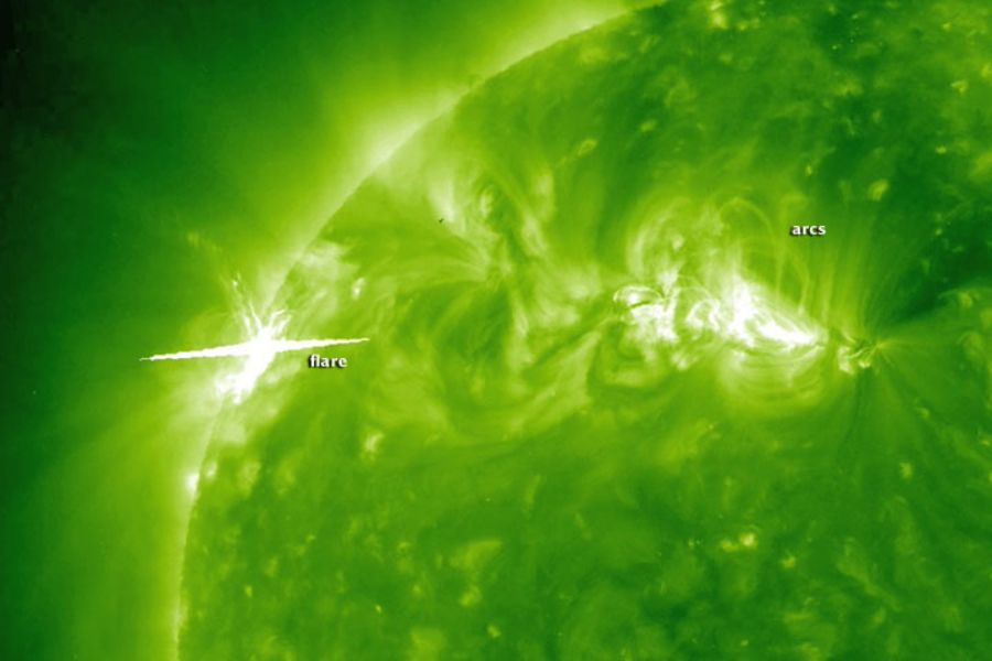 NASA'nın Güneş Karasal İlişkiler Gözlemevi (STEREO) Ahead uzay aracı tarafından 12 Şubat 2010'da yakalanan ultraviyole görüntüde, Güneş'in iki aktif bölgesinde oluşan çok küçük bir güneş fırtınası izleniyor.