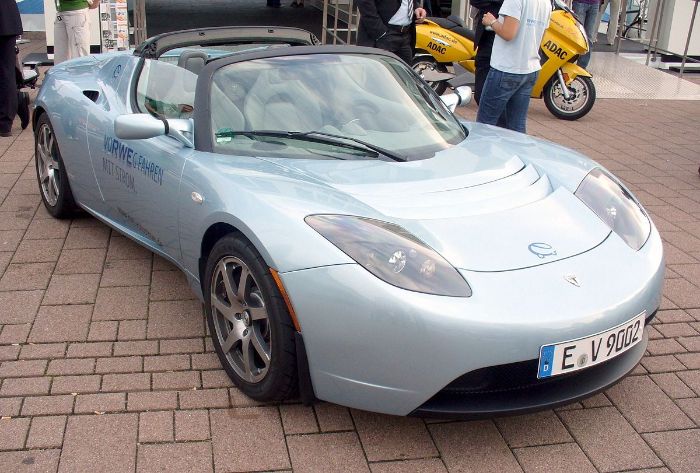 EV1 ile başlayan ve Prius ile ateşlenen elektrikli otomobil akımını bir sonraki düzeye taşıyan 2008 Roadster.