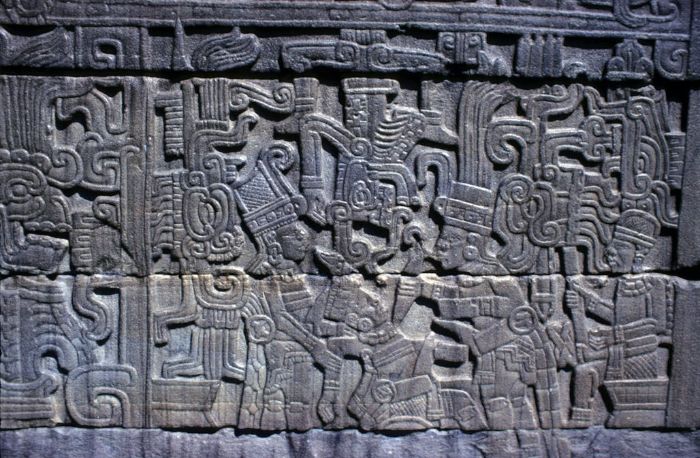 Meksika'nın Veracruz kentindeki arkeolojik alanda kaybeden top oyuncularının kurban edilmesini betimleyen taş oyma. (Görsel: Wikimedia, Thomas Aleto)