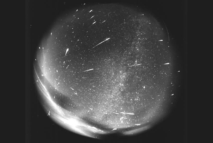 1998'de gerçekleşen Leonid meteor yağmurunun Modra gözlemevinden görüntüsü. 4 saatte pozlandı ve 156 nesne tespit edildi.