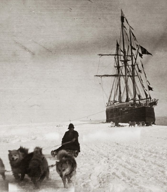 Ünlü Kuzey Kutbu kaşifi Fridtjof Nansen'den ödünç aldığı elit kutup gemisi Fram ile Roald Amundsen ve Sibirya köpekleri.
