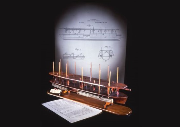 Abraham Lincoln'ın gemileri sığlıkların üzerinde yüzdürmeyi sağlayan patent modeli, 1849.