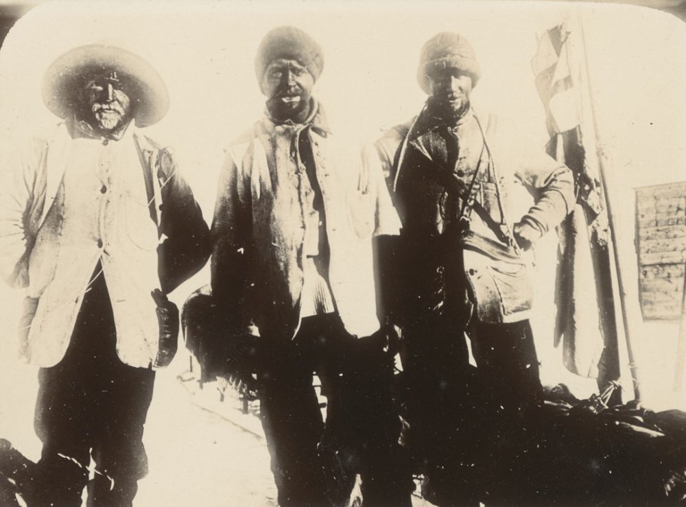 E.H. Shackleton, Kaptan Scott ve Dr. Wilson, Güney Kutbu'na ulaşma girişiminden döndüklerinde neredeyse tanınmaz haldeler.