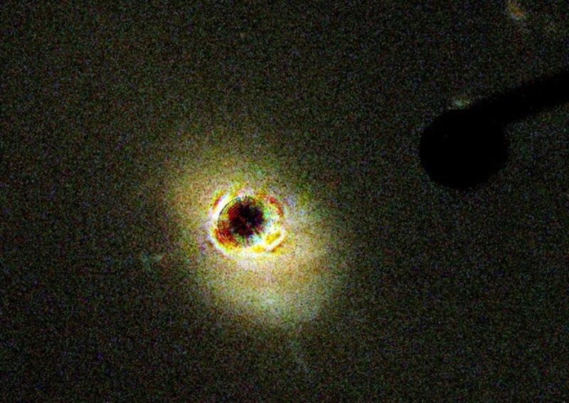 3C 273 kuasarı o denli yakın ki arka bahçeden teleskopla görülebiliyor. Gökbilimciler kuasarın parlaklığını bastıran özel bir teknikle gökadasını görüntüledi.