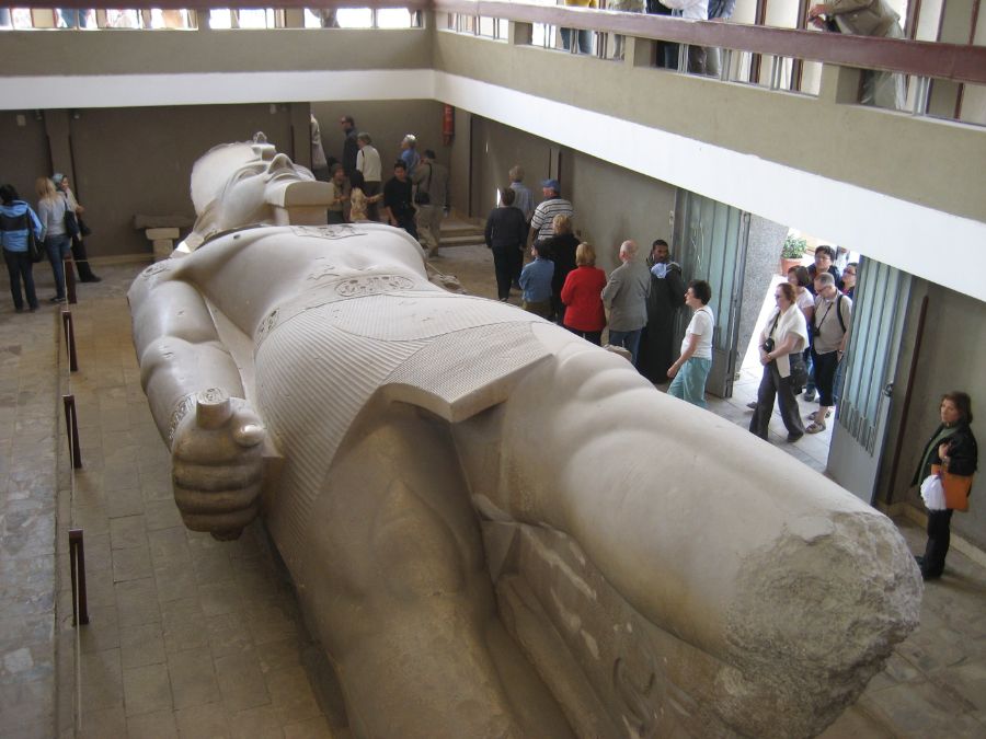 Memfis kazılarında neredeyse bütün halinde bulunan II. Ramses'in 30 metrelik heykeli.