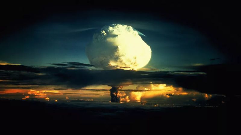 EMP'ler nükleer bombalar ile oluşturulabiliyor. İlk hidrojen bombası testi Operation Ivy'den bir görüntü.