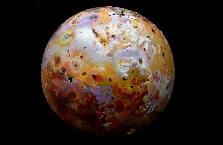 Io bilinen en renkli uzay nesnelerinden biri. Kükürt ve radyasyonun bir sonucu.