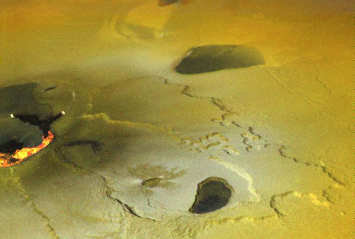 Io'daki bir volkanın NASA'nın Galileo uydusu tarafından görüntüsü.