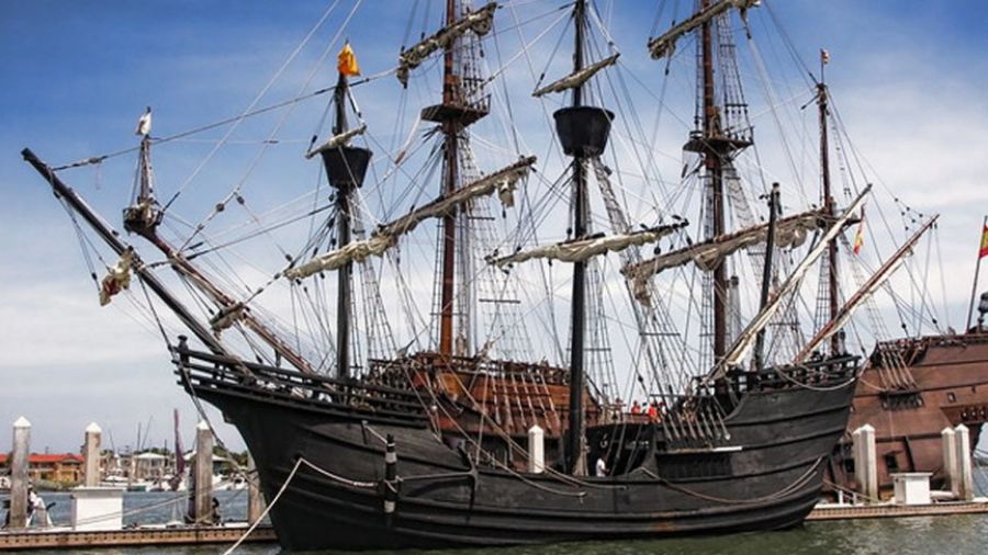 Macellan öncü gemi Trinidad'ı komuta etti ve seferde ona dört gemi daha eşlik etti: San Antonio, Conception, Victoria ve Santiago.