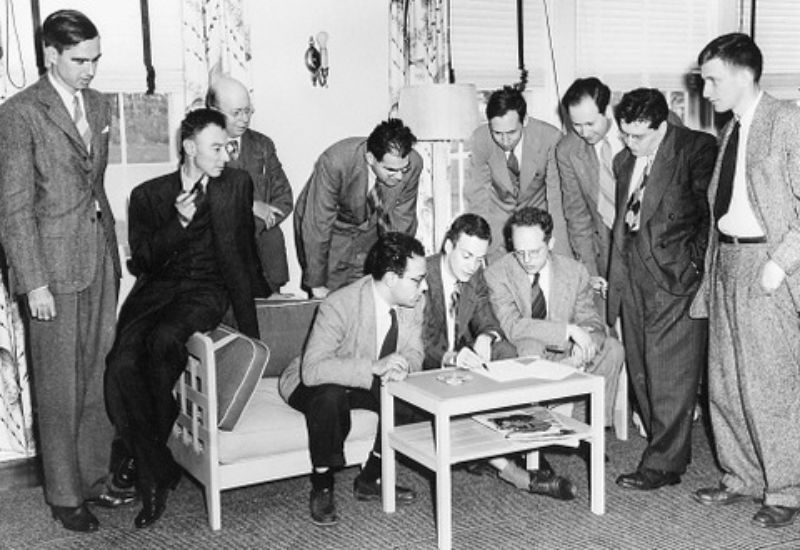 Oppenheimer, 1947'de diğer teorik fizikçilerle Shelter Island konferansında.