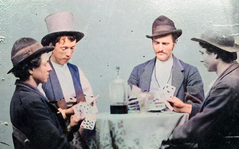 Billy the Kid'in (soldan ikinci) ortaya çıkarılan bu fotoğrafı 1 milyon dolara açık artırmaya sunuldu.