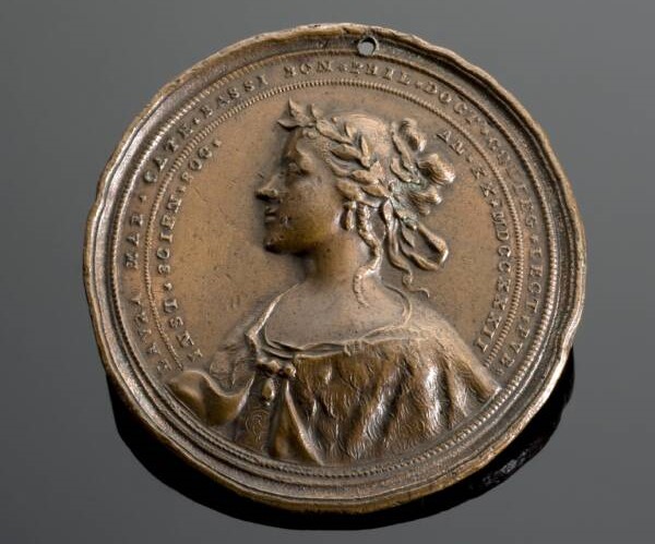 1732'de Laura Bassi adına yapılmış bir madalya. Diğer yüzüne Roma'nın bilgelik tanrıçası Minerva yerleştirildi.