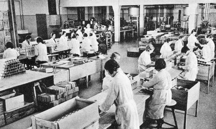 Alman ordusu için metamfetamin bazlı Pervitin tabletlerinin üretildiği Berlin'deki Temmler fabrikasındaki işçiler.
