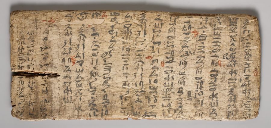 Papirüs değerli olduğundan notlar veya okul alıştırmalarında alçıtaşlı tahtalar kullanıldı. Keşfedilen bu en eskisi MÖ 1981–1802 arasına ait. Öğretmen yazım hatalarını kırmızıyla düzeltmiş.