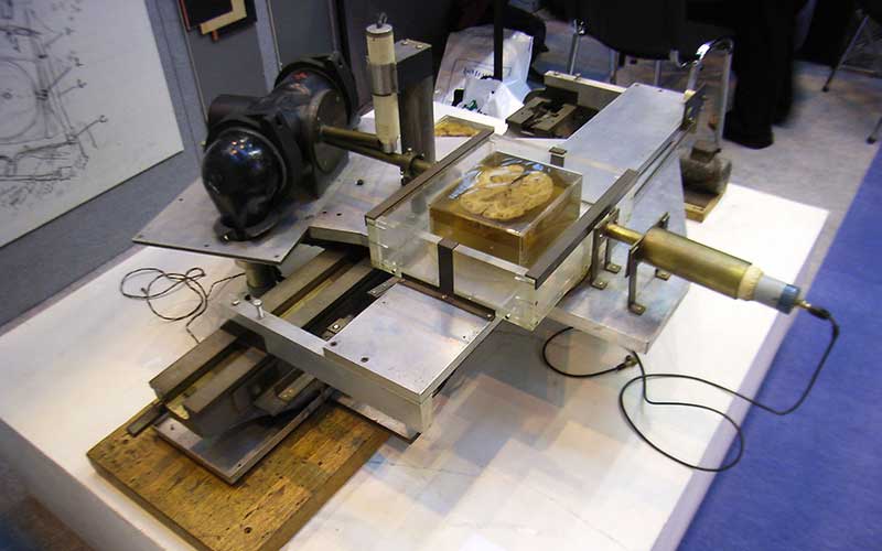 Hounsfield'in tesiste bulabildiği nesnelerden tasarladığı ilk tomografi cihazının prototipi.