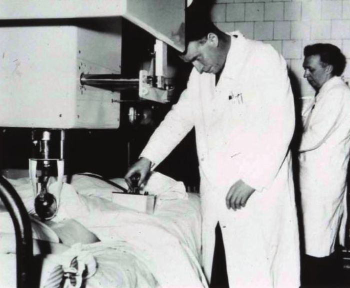 Ian Donald 1960'larda Diasonograph adlı ilk el tipi gebelik ultrasonunu kullanırken.