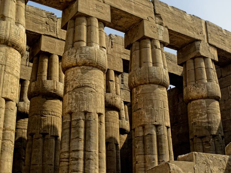MÖ 1400'de inşa edilen Luksor tapınağındaki papirüs biçimli sütunlar.