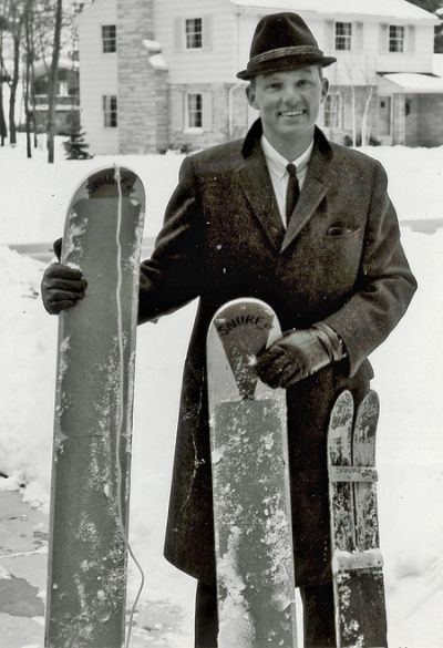 Sherman Poppen ve ilk snowboard prototipleri. En sağda ilk örneği.