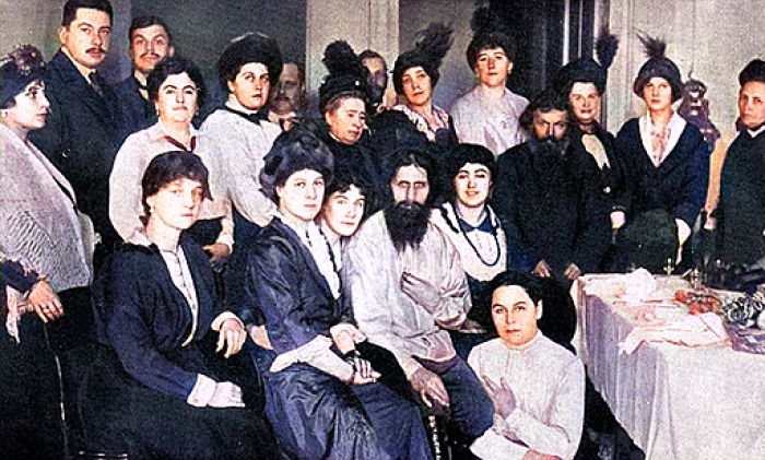 Takipçilerle çevrili Rasputin, 1914. Renklendirilmiş. 