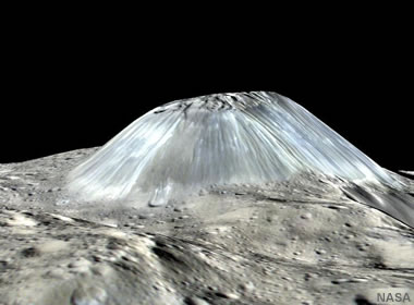 cüce gezegen Ceres'in yüzeyinde bir tuzlu su buzu dağı.
